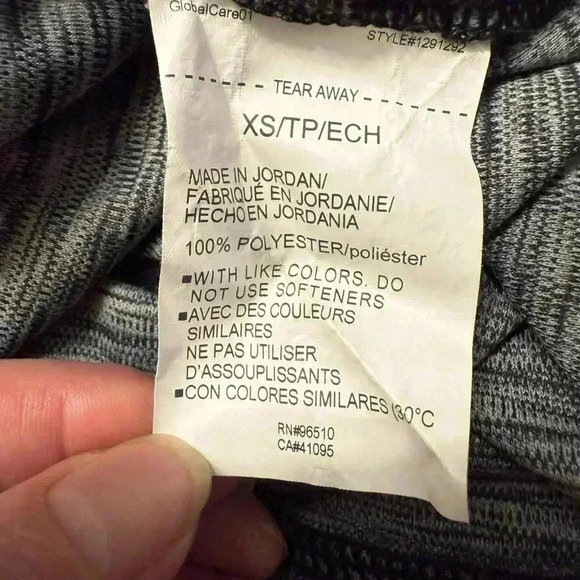 Women’s Under Armour Loose Heat gear short sleeve top in gray/black. Size XS - Picture 9 of 9